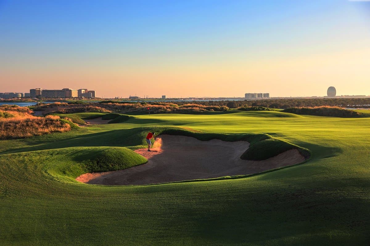A smooth green next to a deep sand bunker in Abu Dhabi
