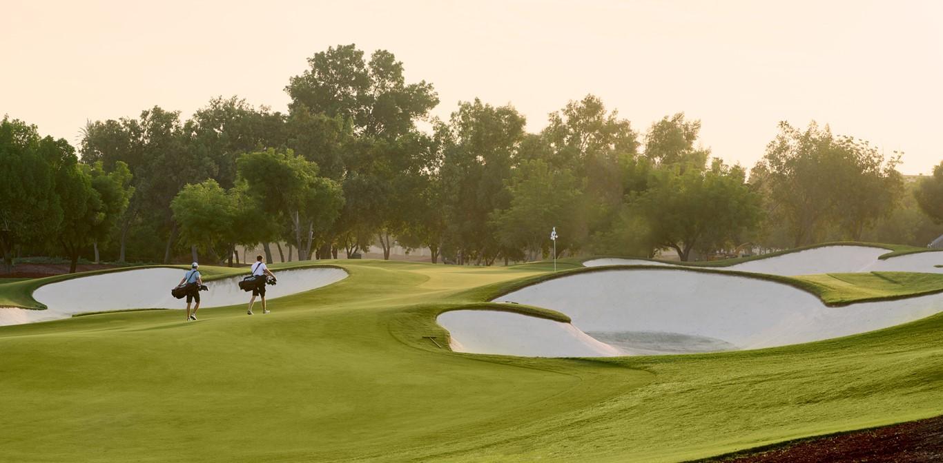 A smooth Dubai green surrounded by sand bunkers