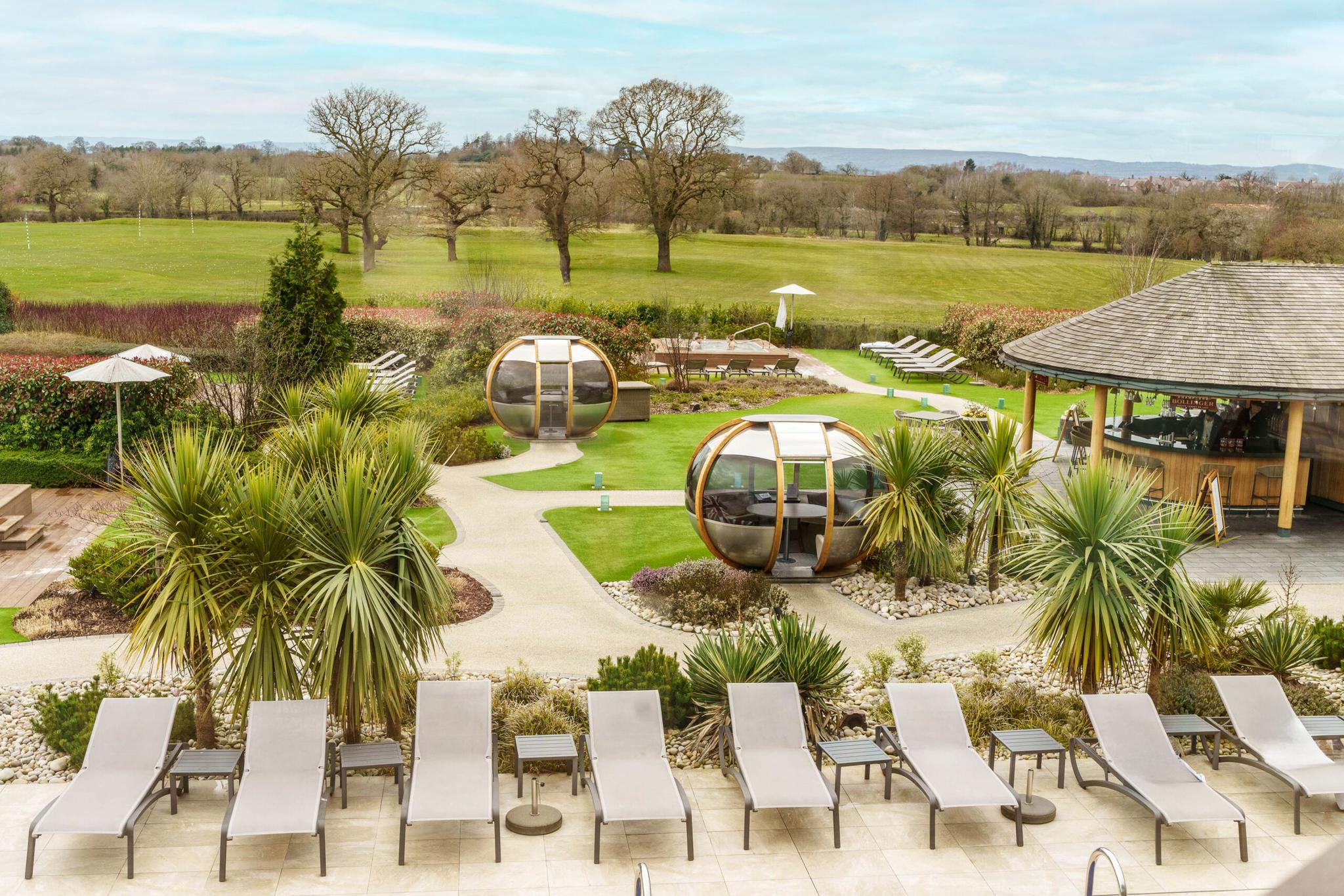 Outdoor leisure area, with bar, pool and sheltered pods