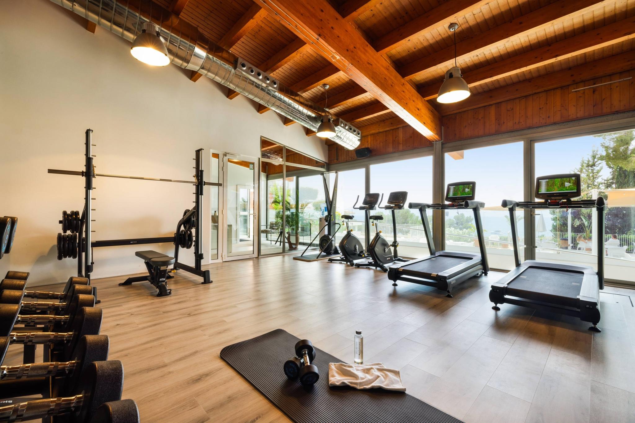 A modern gym with all the necessary facilities at Inmood Aucanada Hotel