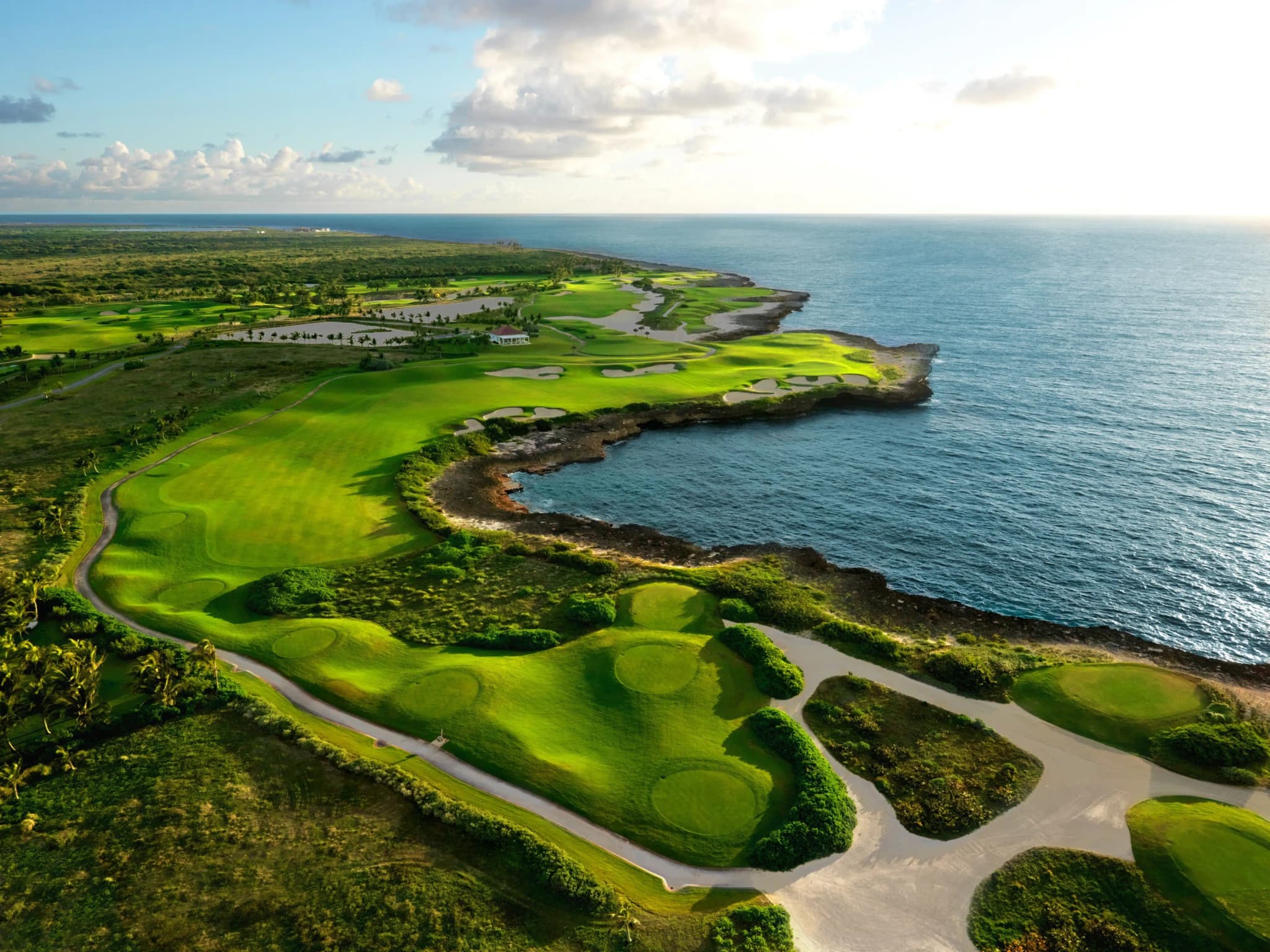A well maintained coastal fairway leading to a smooth green