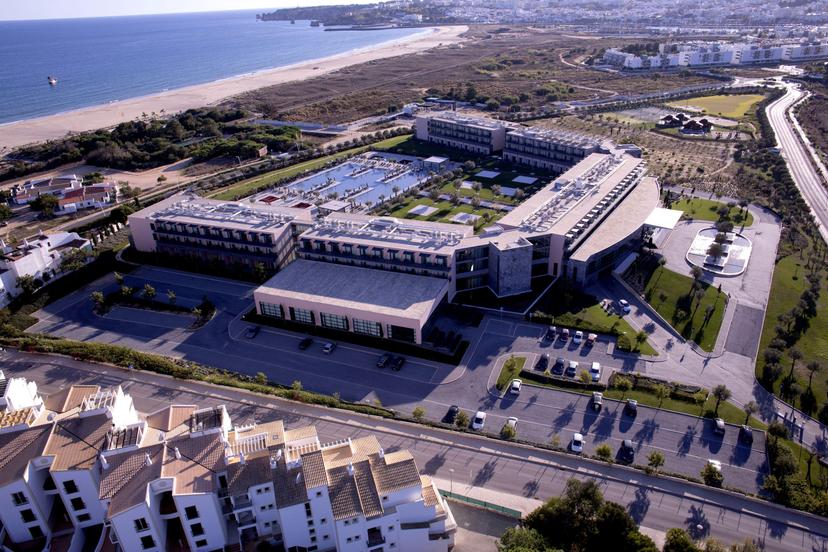 Birdseye view of the Hotel Vila Gale Lagos with coastal views