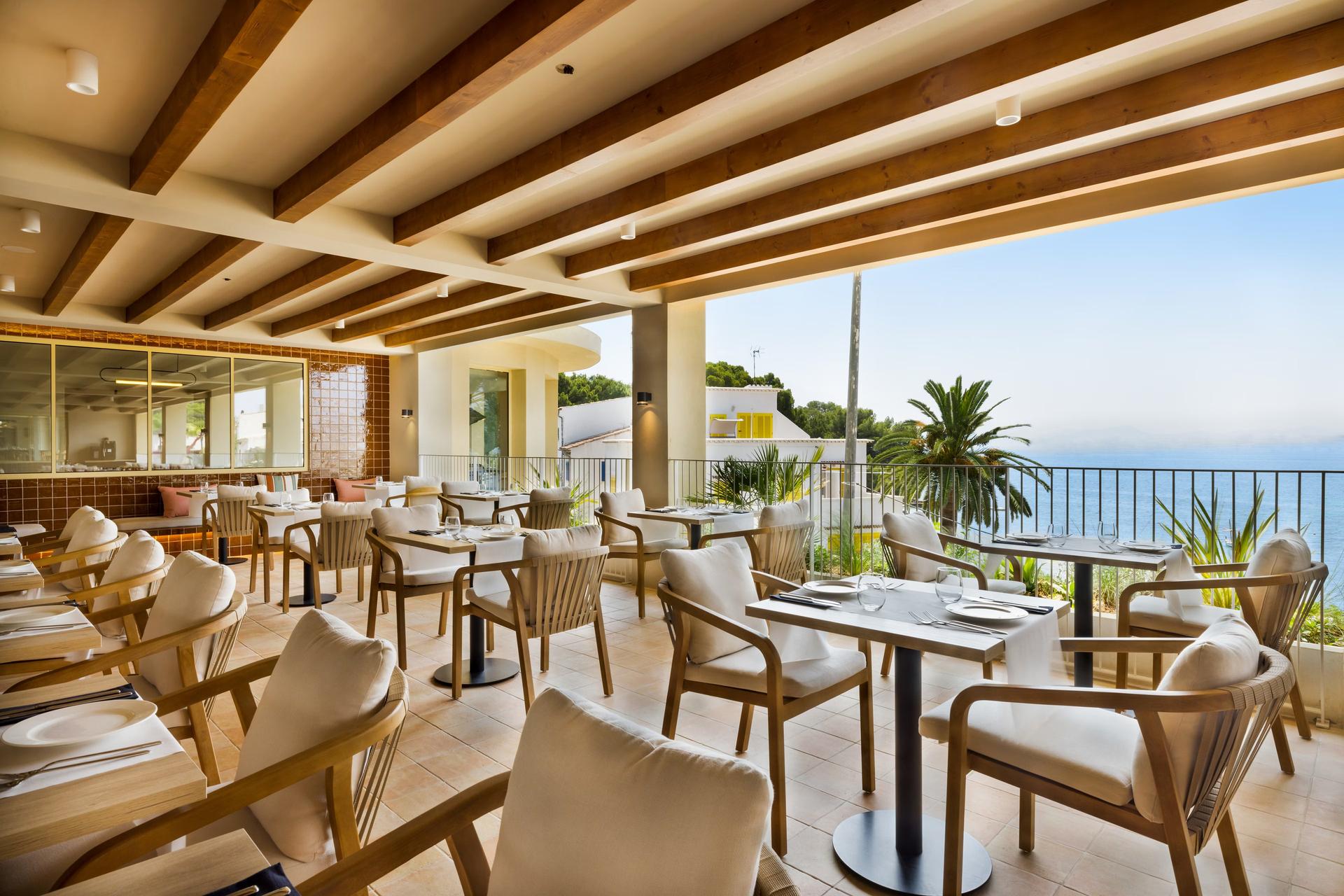 Outdoor dining area at Inmood Aucanada Hotel