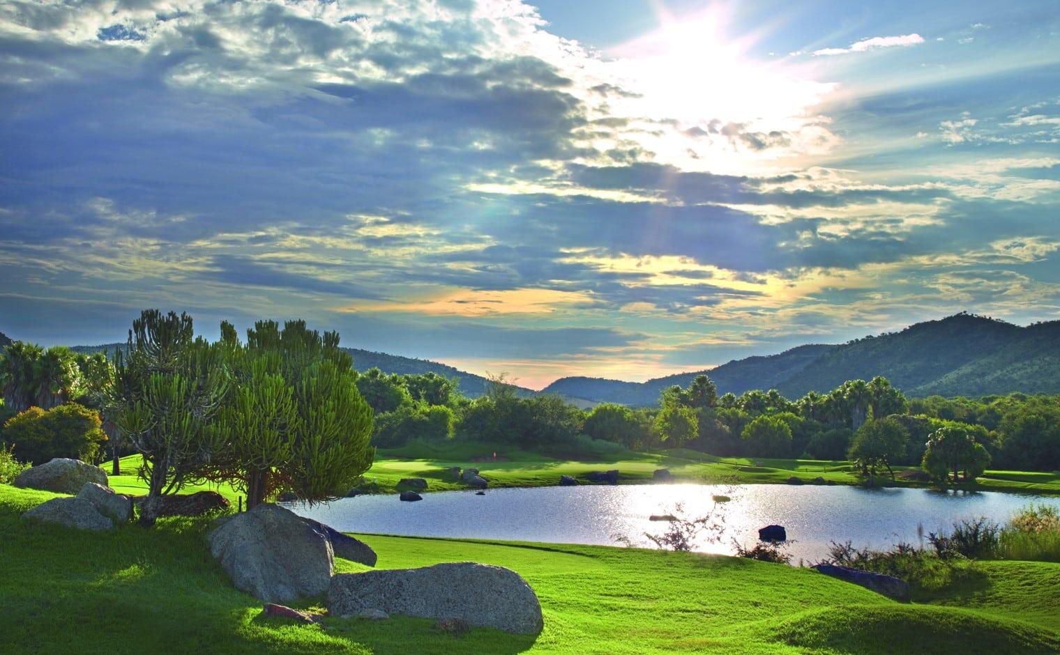 A well maintained fairway next to a water hazard