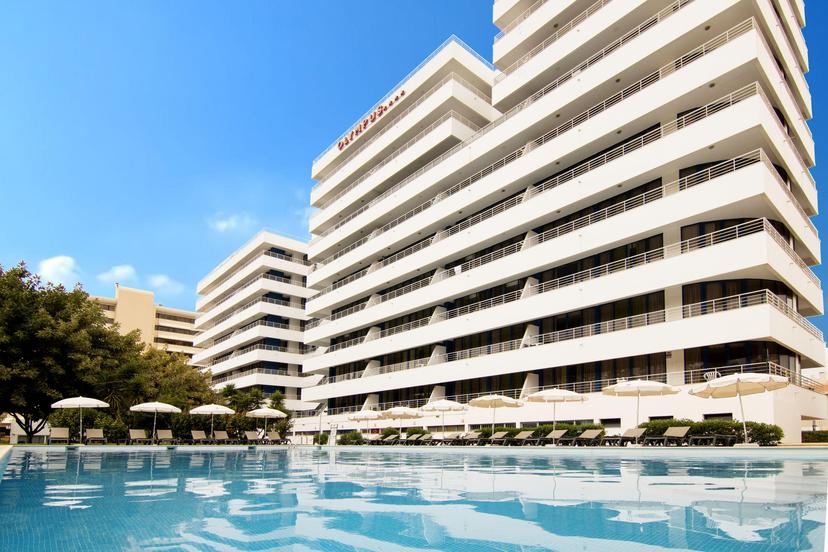 Panoramic view of the Luna Olympus Hotel o overlooking the outdoor pool