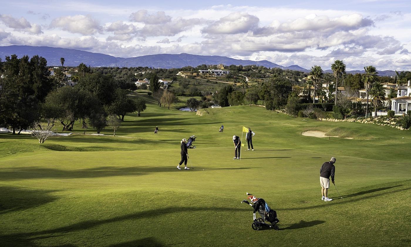 Golfers gathered round green at Carvoeiro